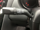 レバーをAUTOの位置にしているとき、レインセンサーが雨を感知すると、雨量に応じてワイパーが自動で作動してくれるオートワイパーを装備!設定変更で非作動にすると、間欠作動に固定されます。