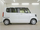リアには左右スライドドアを採用。狭い駐車場でも開閉しやすく、強風の日でもドアが煽られにくくなっております。小さなお子さまやご年配の方も安心して乗り降りできます。