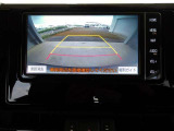 バックモニター付きで慣れない駐車場や車庫入れをサポートします。