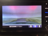 【バックカメラ】運転が苦手な方も車庫入れラクラクです!ギアをリバースに入れれば自動的に切り換わりますので、面倒な操作は不要です♪狭い駐車場もお車を傷つけず安心ですね!