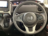 【ハンドル】運転にかかわる様々な操作を安全に行えるように視点移動が少なく操作性に配慮されたスイッチ類が凝縮されたコックピットです。