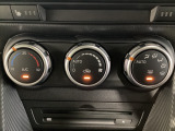 空調スイッチ類は最近流行のタッチパネル式ではなく、運転中でも直感的に操作できるダイヤル式を採用しております。