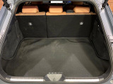 積み下ろしのしやすいデッキにはたっぷりと荷物を積み込んでいただけます。遊びから仕事まで、様々なシーンで頼れます♪