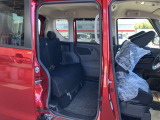 車内クリーニングと外装の磨きをしてあります。後席フロア部は段差が無いので足元の窮屈さを感じません。