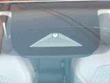 前方の車両を検知。 エマージェンシー(衝突軽減)ブレーキ装備