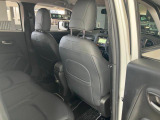 【リアシート】屋根までの高さがある車のため、大人の方でも圧迫感が少なく乗車出来ます。足元は広く取られているため、ゆったりとお乗り頂けます。