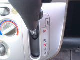 インパネシフトだから視線の移動も少なく足元もスッキリ。運転席もゆったりしているのでゆとりを持ってドライブできますね。