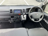 運転席周りのレイアウトをご覧ください。ナビゲーションが綺麗に装着されすっきり収まってますね!