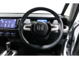 運転中もハンドルでの操作が可能です。特に高速道路等の目が離せない運転時には、便利さだけでなく、安全性も兼ね備えております。