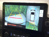 【パノラミックビューモニター】専用のカメラにより、上から見下ろしたような視点で360度クルマの周囲を確認することができます☆死角部分も確認しやすく、狭い場所での切り返しや駐車もスムーズに行えます。