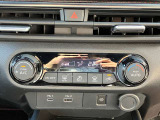 すっきりした運転席周りにはナビやエアコンの操作パネルを設置しておりますので、お一人での運転でもご安心できます。