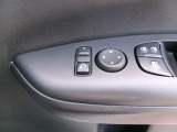ドアミラーの鏡面の調節、格納は運転席からすべて操作できます!