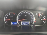 運転席正面のオプティトロンメーターパネルを正面から拡大したカットです。各メーター類の配置状態や、日常の使用環境に伴う現在のメーターフード周辺の状態をご確認ください。