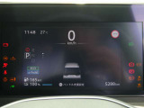 メーター内のカラーディスプレイにはEV情報や、運転をサポートするさまざまな情報を表示!瞬間燃費などが表示できます。航続可能距離も確認できます。