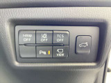 運転席横のスイッチでアイドリングスイッチやパーキングセンサーのON/OFFの切替が可能です。