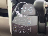 【オートエアコン】一度お好みの温度に設定すれば、車内の温度を検知し風量や温度を自動で調整。暑い&hellip;寒い&hellip;と何度もスイッチ操作をする必要はありません。快適な車内空間には必須の機能ですね♪