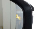 ブラインドスポットモニター装備。隣車線を走る車両を検知。ドアミラーでは確認しにくい後方、側方エリアに存在する車両や急接近してくる車両も検知しドアミラーに搭載されたLEDインジケーターが点灯します。