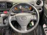 インテリアに合わせたデザインのステアリングは、運転される方のことも考え、運転しやすい形状、大きさです。是非一度、実際に触ってお確かめください。