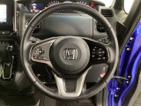 ハンドルにHondaセンシング系のクルーズコントロールやレーンキープアシストなどのスイッチと、オーディオの操作スイッチが装備されています。ハンドルから手を離さず安全に操作できます。