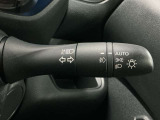 【オートライト】車のセンサーが周囲の明るさを感知し、自動でヘッドライトを点灯・消灯する機能です。この機能は夕暮れ時の交通事故が多い時間帯の安全性を高めてくれます。