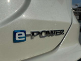 日産独自の「e-POWER(イーパワー)」は、ガソリンエンジンで発電し、100%モーターの力で走行する電動パワートレインです。