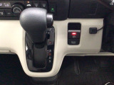 オートマチックシフトレバーは、手になじみ操作しやすい形状で安全運転にもつながります♪