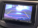 リバースギアに入れるだけで後方の表示へ切り替わります。夜間や雨の日の駐車も楽になりますよ。