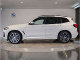 BMWではロングホイールベースの採用をしており、すべての車種に適用され、走行中の安定感の向上されております。また室内空間の広さにも貢献しております。