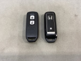 スマートキーを装備しています。鍵を差し込むことなくドアロックの開け閉めと、スタートボタン操作でのエンジンスタートができます。スペアキーも同じものを用意しております。
