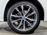BMWの純正アロイホイールは軽量かつ強度にも優れているホイールで走行性能を引き上げる設計になっております。足元にもBMWは妥協がなくこだわっている個所になります。