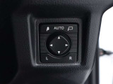 電動格納式ドアミラースイッチ装備。