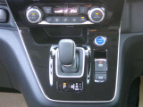 e-POWERならではの、スタイリッシュなシフトノブ周りが非常にかっこいいですね。