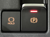 【電動パーキングブレーキ】パーキングブレーキは便利な電動式!ボタン一つで操作でき、アクセルを踏めば自動で解除されます♪レバーやペダルが無いので運転席廻りもすっきりしますね♪