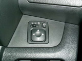 電動格納式ミラーなので、対向車などとのすれ違い時にも便利です。