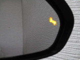 隣車線を走る車両をレーダーで検知し、ドアミラーでは確認しにくい後側方エリアに存在する車両に加え、急接近してくる車両も検知します。車両を検知するとドアミラーに搭載されたLEDインジケーターが点灯します。