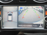 アラウンドビュー付き。上空から車両を見下ろしたような画像に加工された映像をディスプレイで確認しながら車庫入などができ大変便利です。