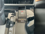 オートブレーキホールドです。ブレーキペダルから足を離してもクルマがブレーキ力を維持してくれます。