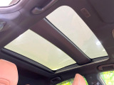 【パノラマルーフ】大型のガラスルーフ搭載で車内の解放感が一気にアップ!開放的なドライブをお楽しみいただけます。