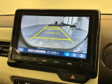 リバースギアに入れるだけで後方の表示へ切り替わります。夜間や雨の日の駐車も楽になりますよ。