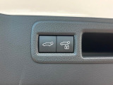 【パワーバックドア】スマートキーや運転席のボタンを押すだけでリアゲートが自動で開閉します!荷物を持っている時や、高い位置にあるバックドアを閉める際に便利な機能です♪