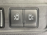 【両側パワースライドドア】スマートキーや運転席のスイッチで後席両側スライドドアの開閉が可能♪電動だから力を入れてドアを開ける必要が無く、小さなお子様でも簡単に開け閉めでき快適です♪
