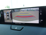 360度ビューカメラを搭載。4方の小型カメラの映像を処理し、車両真上からの映像に変換しています。
