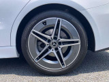 左後タイヤ。タイヤサイズは前225/45R18、後245/40R18。