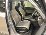 乗降がしやすい運転席。高さが調節できて小柄な方でも運転しやすいポジションをとることができます。