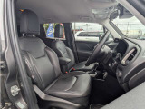 シートヒーターも装備された高級感のあるレザーシートです!JEEPのロゴがオシャレ!