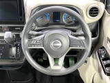 インテリアに合わせたデザインのステアリングは、運転される方のことも考え、運転しやすい形状、大きさです。是非一度、実際に触ってお確かめください。