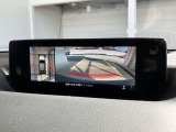 360度ビューカメラを搭載。4方の小型カメラの映像を処理し、車両真上からの映像に変換しています。