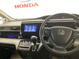運転席周辺のスマートなレイアウトが、操作のしやすさを実現。快適なドライブをサポートします。パーキングブレーキはフットブレーキタイプです。