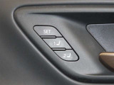 運転席は三人分のシートポジションを記憶します。