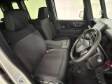 女性でも運転がしやすいように、シートの高さ調整機能(シートリフター)がついています。運転席と助手席の間が空いている為、助手席側への移動がスムーズです。